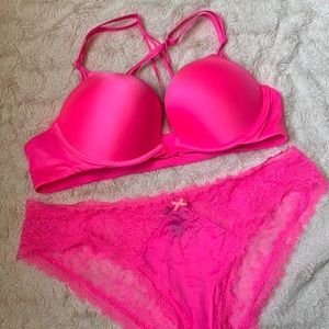 Victoria’s Secret Bombshell plunge bra set